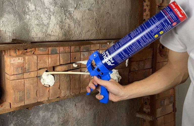 Lắc đều bình keo trước khi sử dụng