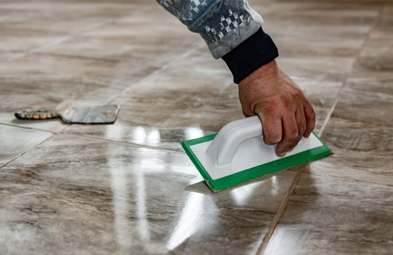 Phải làm sạch bề mặt trước khi bắn keo