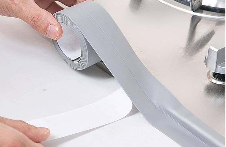 Dùng băng keo giấy để canh mép bắn để tạo đường keo thẳng, không lem