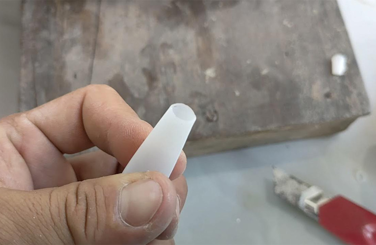 Khi keo silicone đã được sử dụng nhưng chưa hết, việc bảo quản đúng cách giúp phần còn lại không bị hư hỏng hoặc khô cứng