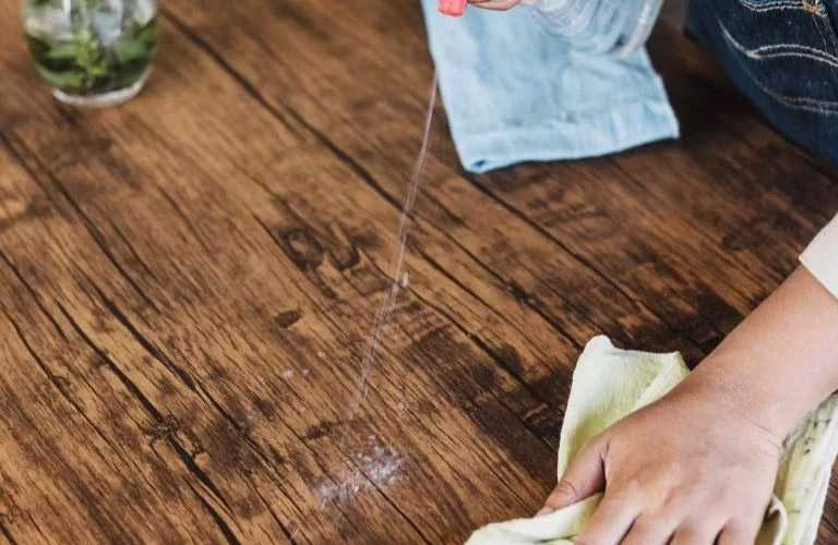 Dùng khăn ẩm sạch để lau lại toàn bộ khu vực vừa xử lý