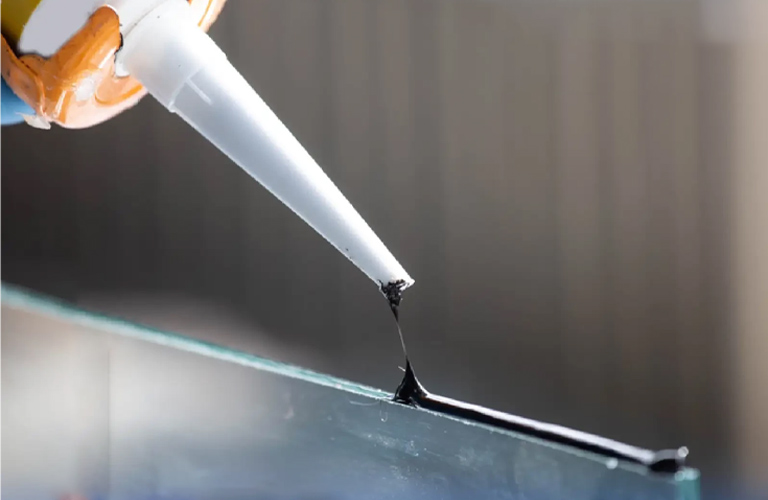 Tẩy keo silicon đúng cách giúp kính không bị trầy xước