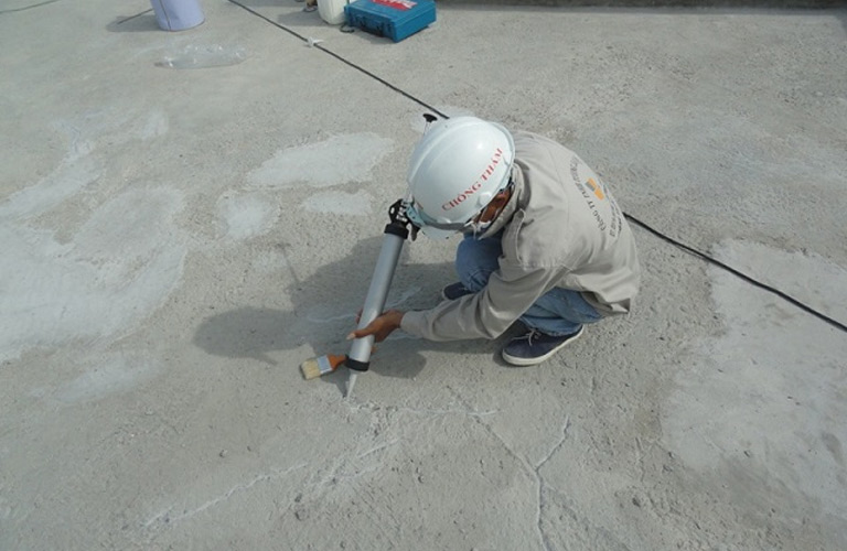 Loại keo này được phát triển với công thức tối ưu để bám dính tốt trên bề mặt vật liệu thô như bê tông, xi măng và gạch không trát