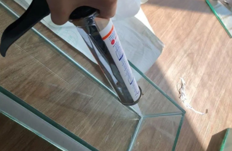 Thi công keo silicon dán kính cần được thực hiện đúng quy trình và trong điều kiện môi trường phù hợp