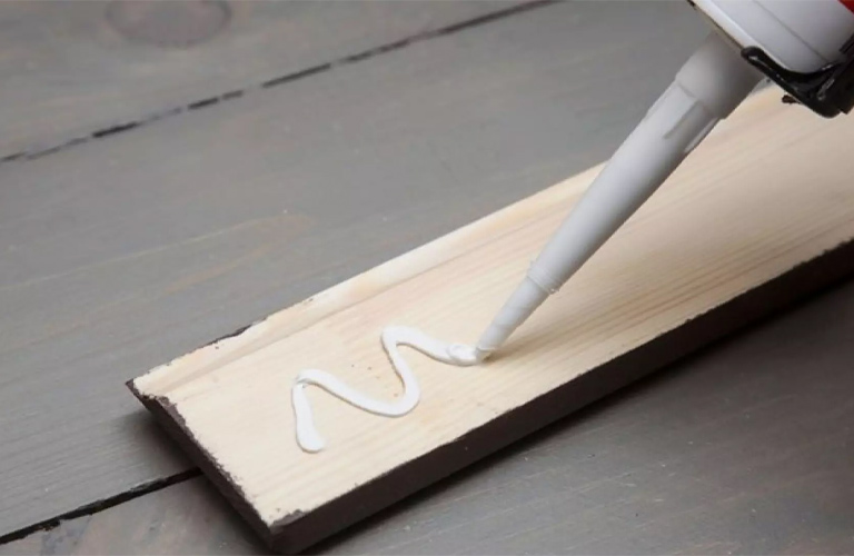 Để chọn keo silicone phù hợp, bạn cần xem xét kỹ các tiêu chí kỹ thuật và điều kiện thực tế thi công