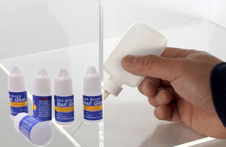 Keo Acrylic là loại keo gốc nước, thường dùng trong các công việc nội thất, có khả năng bám tốt trên các bề mặt khô ráo và sạch.