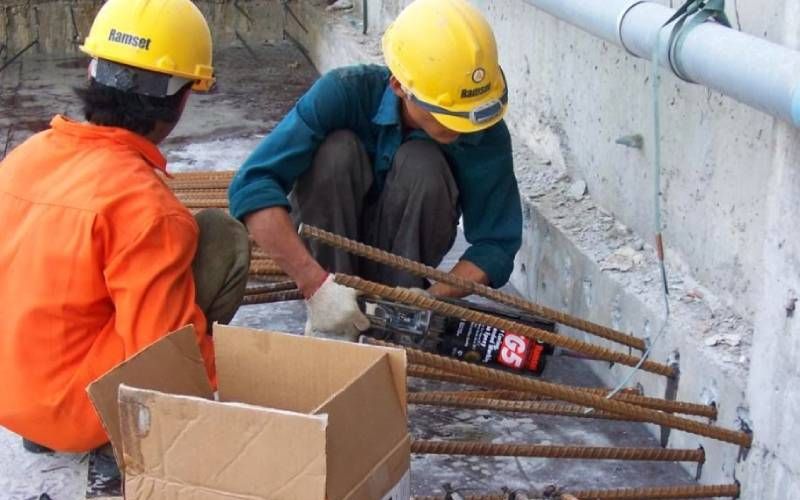 Đặt thanh thép vào vị trí lỗ khoan đã bơm keo