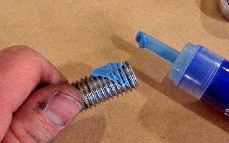 Keo khóa ren sử dụng chất dính để cố định ốc vít