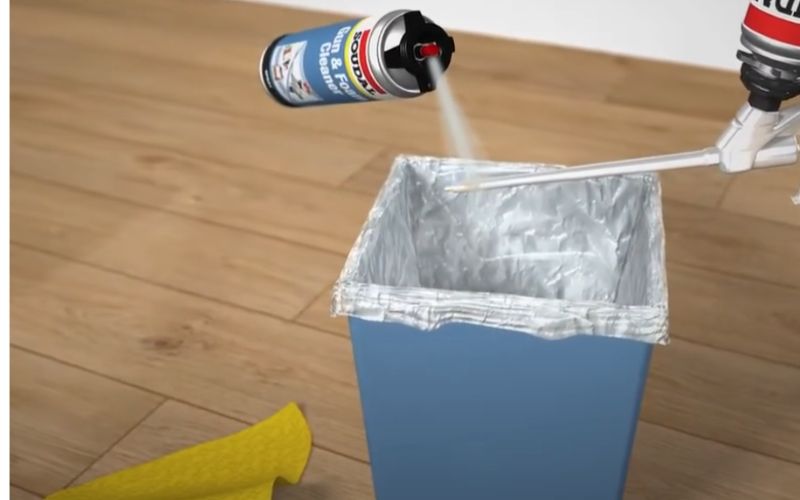 Cần dùng dung dịch tẩy rửa chuyên dụng khi vệ sinh