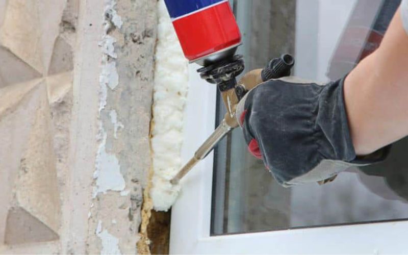Đeo găng tay khi thi công để tránh keo tiếp xúc với da
