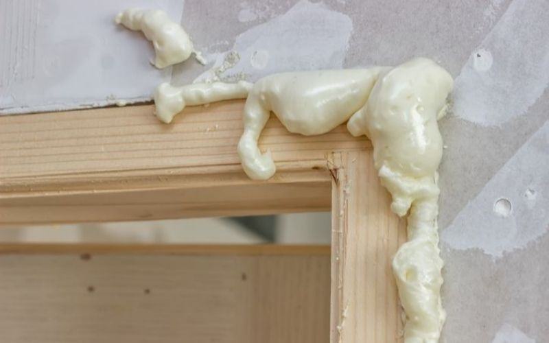 Keo bọt nở nở ra và lấp đầy các khe hở