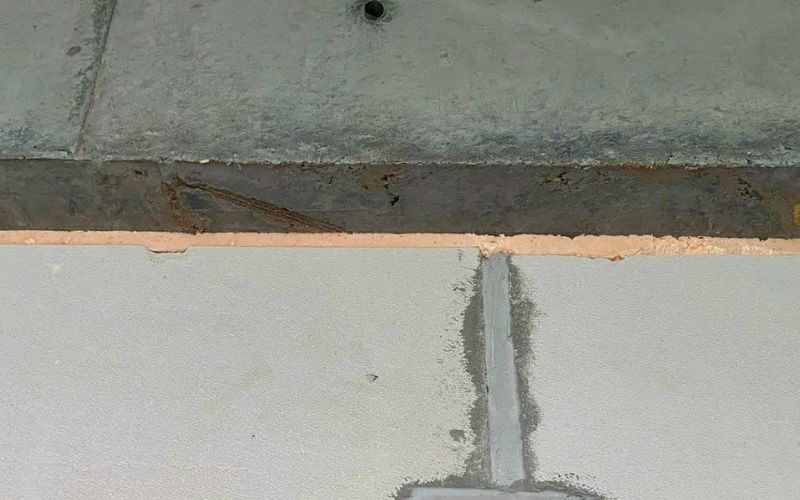 Keo bọt nở giúp lấp đầy các khe hở nhỏ và tăng cường khả năng cách nhiệt, cách âm.