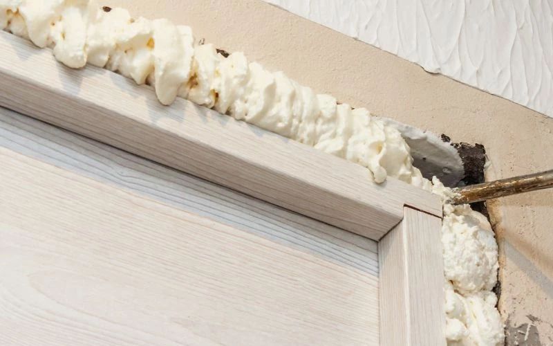 Keo bọt nở được sử dụng rộng rãi trong các công trình xây dựng để bịt kín khe hở và lỗ hổng kỹ thuật.