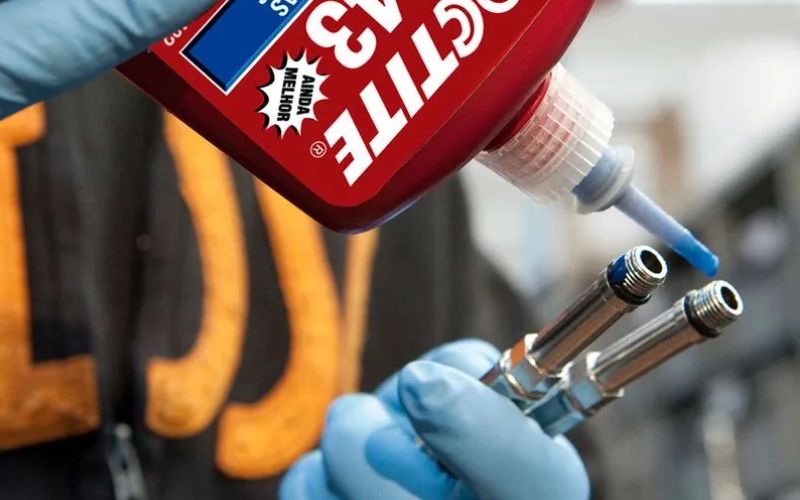 Bôi keo vào đúng vị trí cần cố định